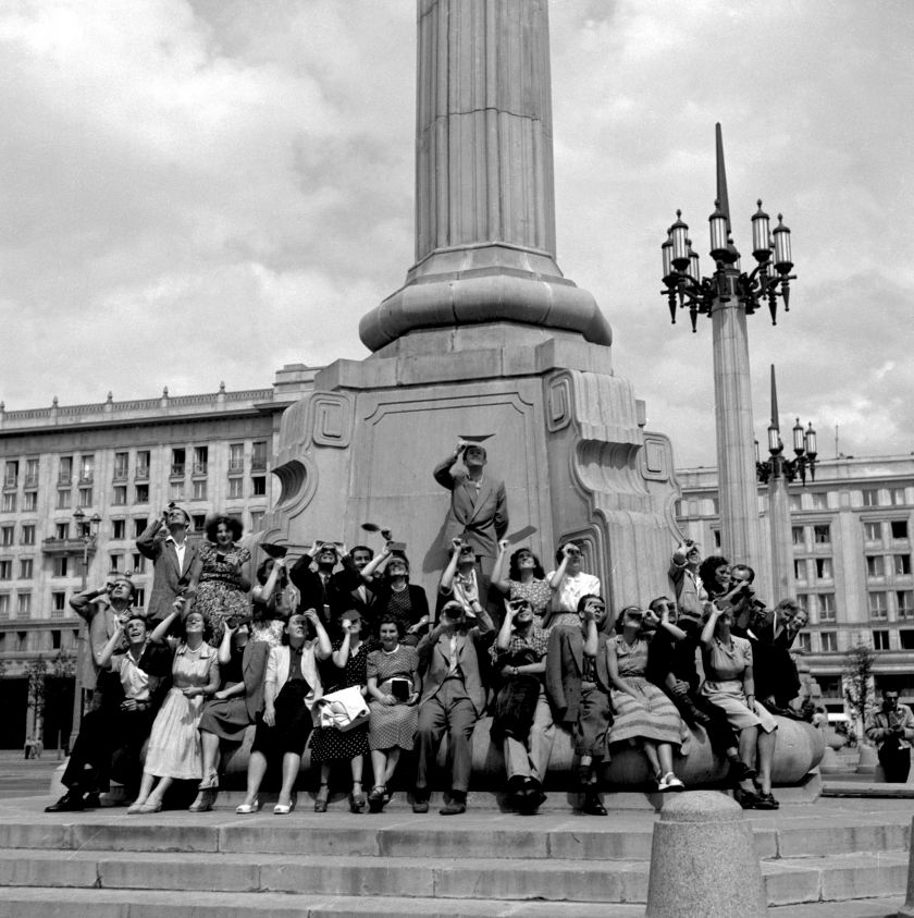 Warszawa 30 czerwca 1954, fot. PAP_Zdzisław Wdowiński_Całkowite zaćmienie Słońca. Plac Konstytucji, warszawiacy obserwują zjawisko astronomiczne przez klisze, błony fotograficzne i przydymione szkiełka