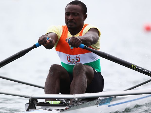 Hamadou Djibo Issaka przygotowywał się do startu trenując na łodzi rybackiej (fot. Getty Images)