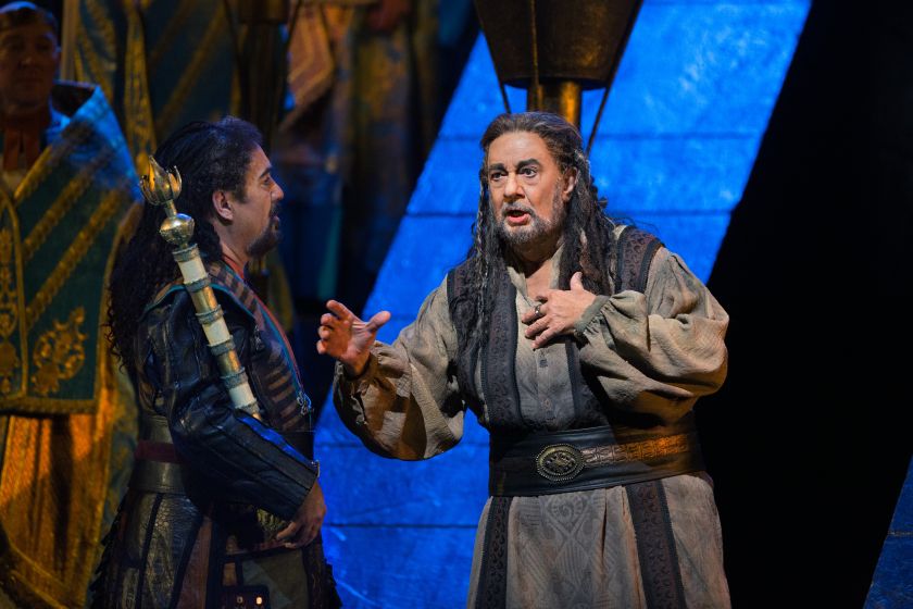 Placido Domingo jako Nabucco na scenie Met, fot. M. Sohl