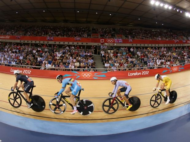 Kolarski welodrom nie wytrzymał angielskiej pogody (fot. Getty Images)