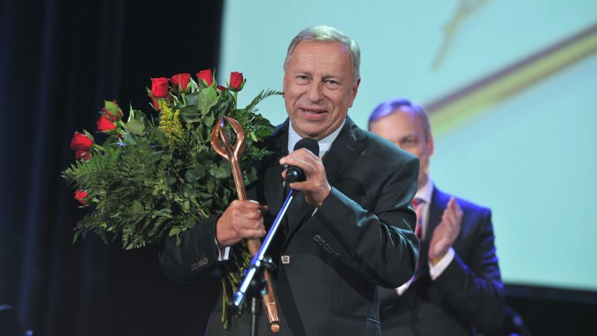 Jerzy Stuhr po odebraniu nagrody „Złote Berło” przyznawanej przez Fundację Kultury Polskiej w 2012 r. Fot. Jan Bogacz/ TVP
