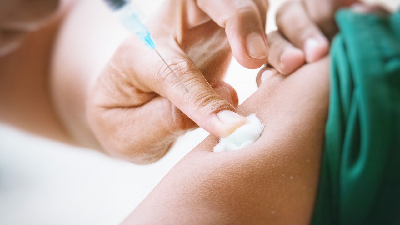 Szczepionka mRNA pobiera jedynie niewielką część informacji genetycznej wirusa (fot. Shutterstock/PanyaStudio) Szczepionka mRNA pobiera jedynie niewielką część informacji genetycznej wirusa (fot. Shutterstock/PanyaStudio)