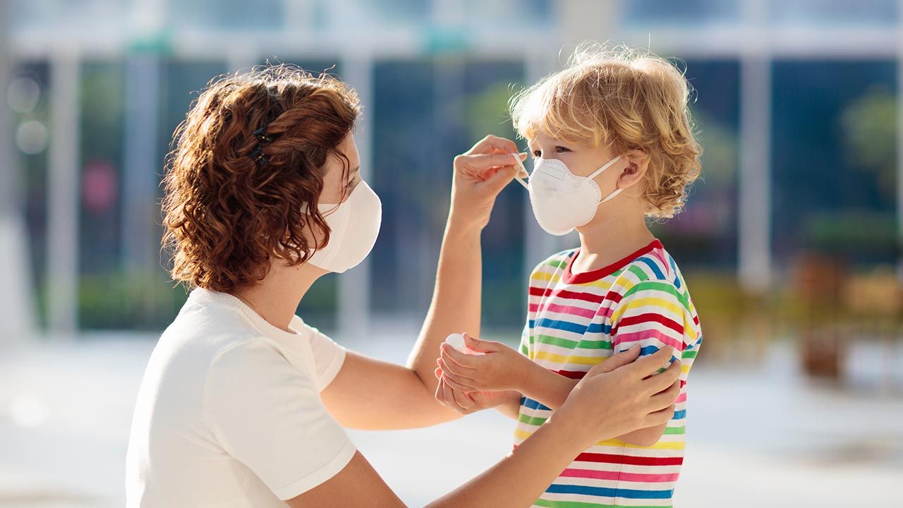 Maski powinny być noszone jedynie w miejscach, gdzie istnieje ryzyko zakażenia koronawirusem - podało WHO (fot. Shutterstock/FamVeld) Maski powinny być noszone jedynie w miejscach, gdzie istnieje ryzyko zakażenia koronawirusem - podało WHO (fot. Shutterstock/FamVeld)