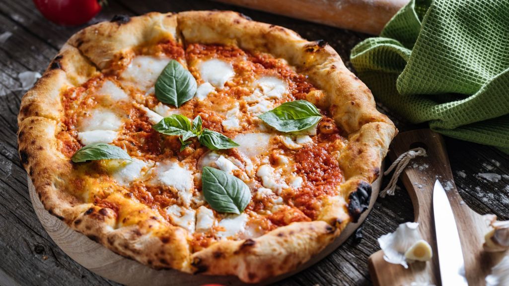 Klasyczna pizza napoletana najlepiej smakuje z sosem przygotowanym z pomidorów pelati doprawionym bazylią. Fot. harexape/Shutterstock