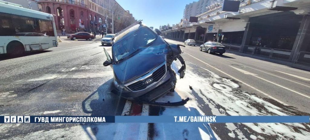 Аварыя 10 сакавіка каля дому Няміга, 3. (Фота: УГАИ ГУВД Мингорисполкома / Telegram)