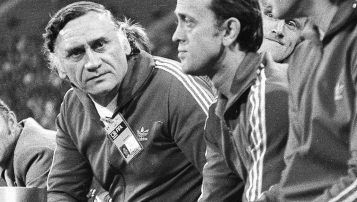 51 lat od zatrudnienia Kazimierza Górskiego.Najlepsze cytaty legendarnego  trenera. "im dłużej przy piłce my, tym krócej oni" (TVPSPORT.PL)  (sport.tvp.pl)