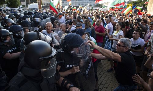 Wszyscy powoli tracą cierpliwość. Fot. EPA/VASSIL DONEV
