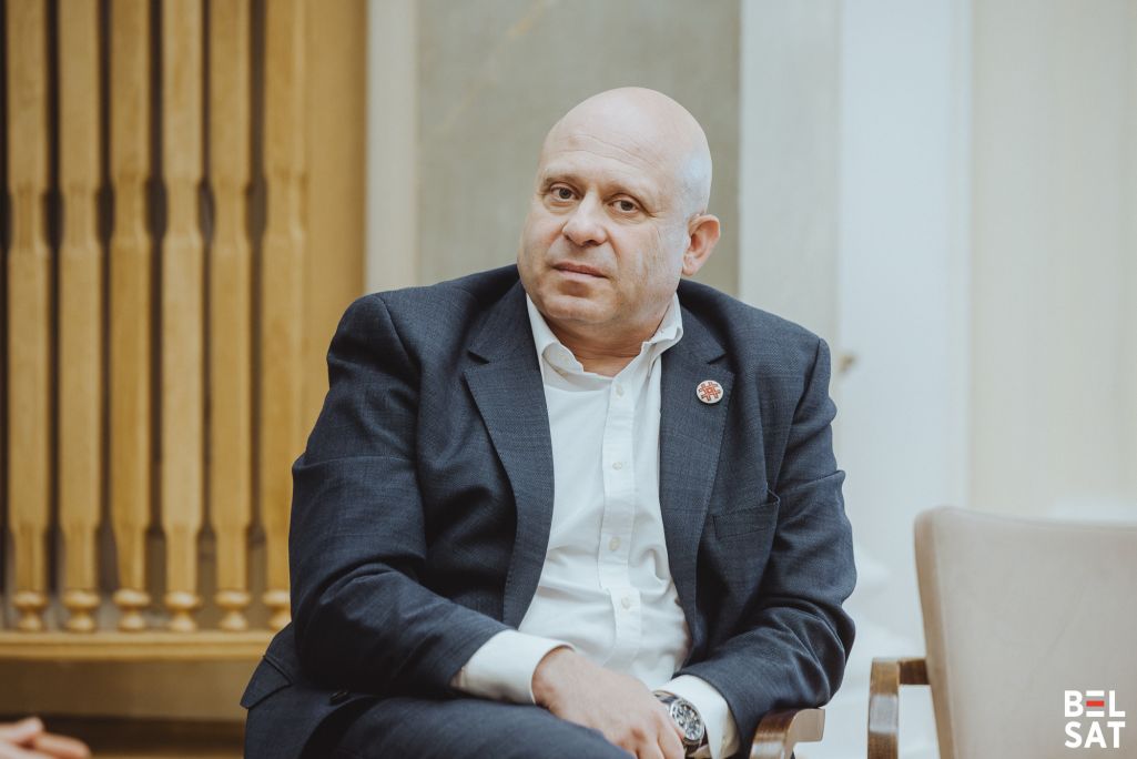 Адзін з заснавальнікаў праекту «Народныя амбасады» Міхаіл Рубін на нефармальнай сустрэчы з каардынатарамі і прадстаўнікамі Народных амбасадаў у рамках IV Канферэнцыі беларусаў і беларусак свету. Варшава, Польшча. 23 траўня 2025 года. Фота: Рауль Дзюк / Белсат