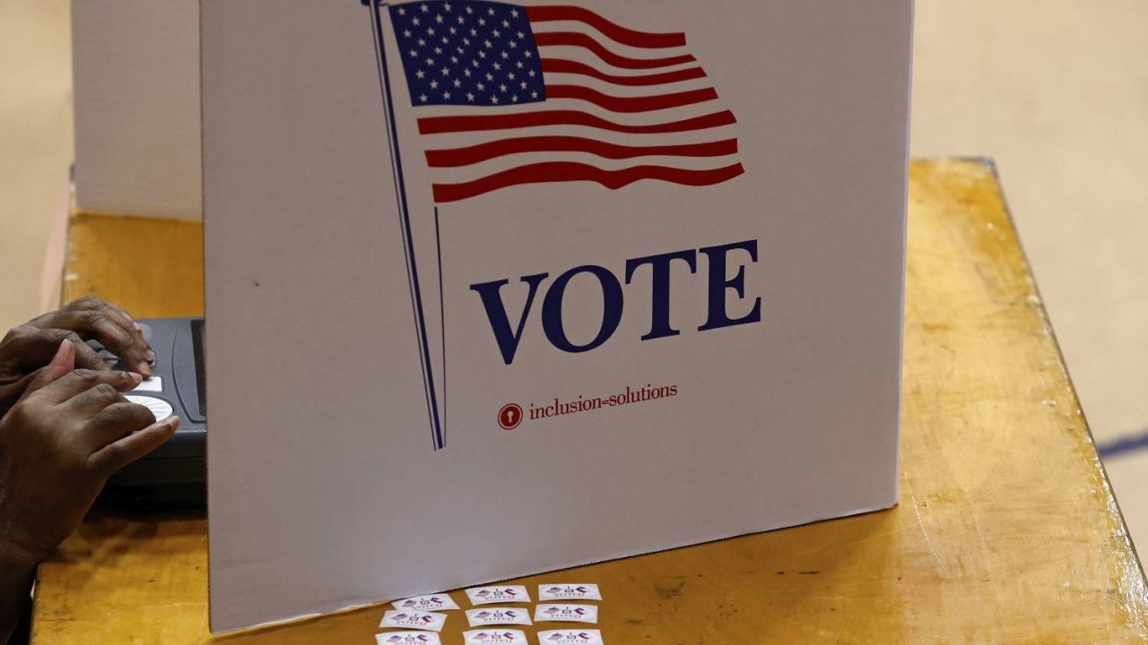 Z powodu pandemii obywatele US mogą korzystać z możliwości wcześniejszego głosowania w wyborach prezydenckich  (fot. PAP/EPA/AARON M. SPRECHER)