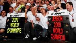 Jenson Button świętujący wraz z ekipą Brawn GP największy triumf w swojej karierze - zdobycie tytułu mistrza świata w sezonie 2009 (fot. Getty) Jenson Button świętujący wraz z ekipą Brawn GP największy triumf w swojej karierze - zdobycie tytułu mistrza świata w sezonie 2009 (fot. Getty)