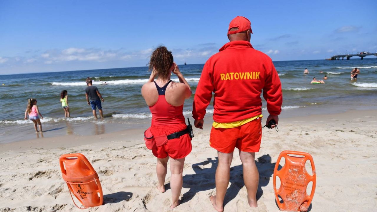 Ratownicy monitorują stan wody w kąpieliskach (fotr. PAP/Marcin Bielecki) Ratownicy monitorują stan wody w kąpieliskach (fotr. PAP/Marcin Bielecki)