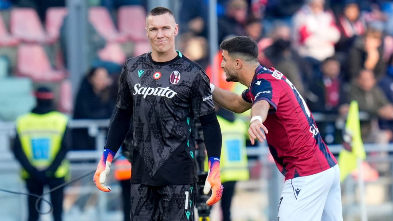 Łukasz Skorupski nie dokończył niedzielnego meczu z Napoli przez uraz uda. Nie wiadomo, jak długo będzie musiał pauzować. Możliwe jednak, że nie zagra w listopadowych meczach reprezentacji Polski (fot. Getty Images)