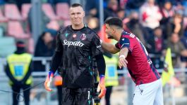 Łukasz Skorupski nie dokończył niedzielnego meczu z Napoli przez uraz uda. Nie wiadomo, jak długo będzie musiał pauzować. Możliwe jednak, że nie zagra w listopadowych meczach reprezentacji Polski (fot. Getty Images)