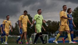 Oleksandr Usyk i Andrij Szewczenko wystąpili w charytatywnym meczu w Charkowie (fot. Getty Images)
