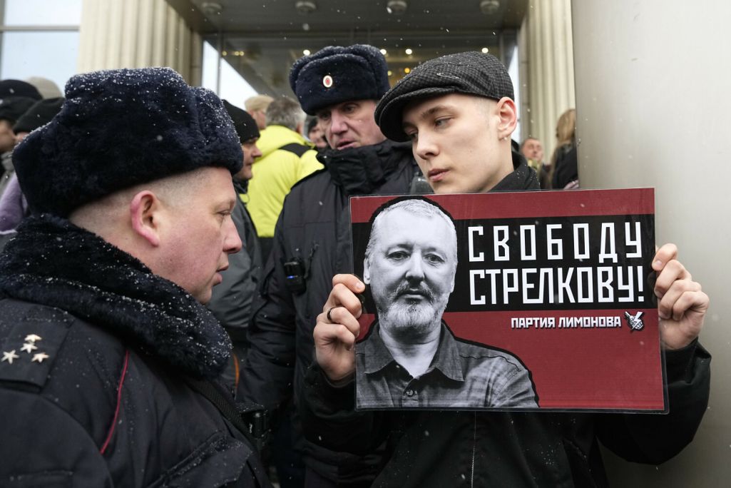 Прыхільнік Ігара Гіркіна трымае плакат каля будынку Маскоўскага гарадскога суда ў Маскве, Расея. 25 студзеня 2024 года. (Фота: Alexander Zemlianichenko / AP Photo / East News)