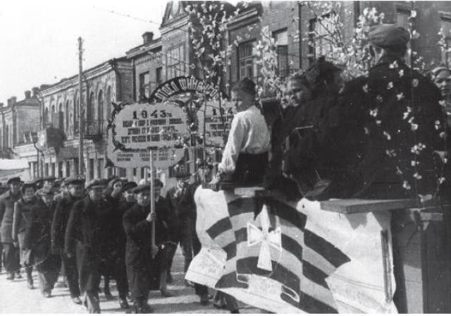 «Георгіеўская стужка» на свяце 1 траўня 1944 года ў акупаваным нацыстамі Бабруйску. Крыніца: Arche, № 5(68), 2008