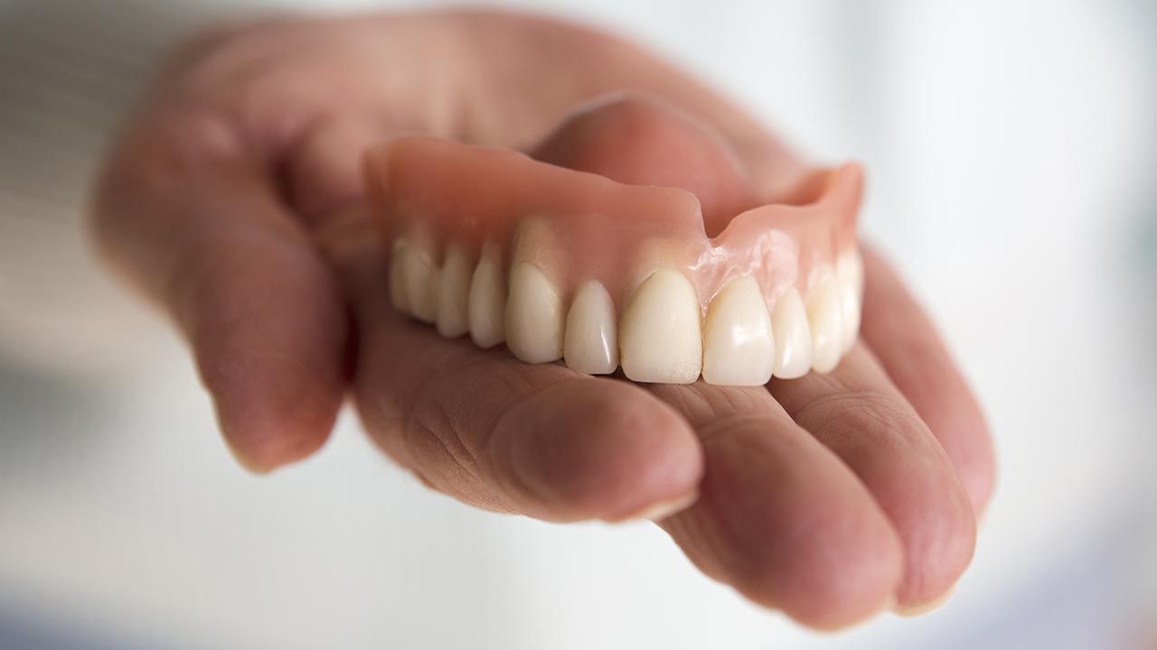 Swinton przez lata uzbierała sporą kolekcję zębów  (fot. Shutterstock/wernimages)