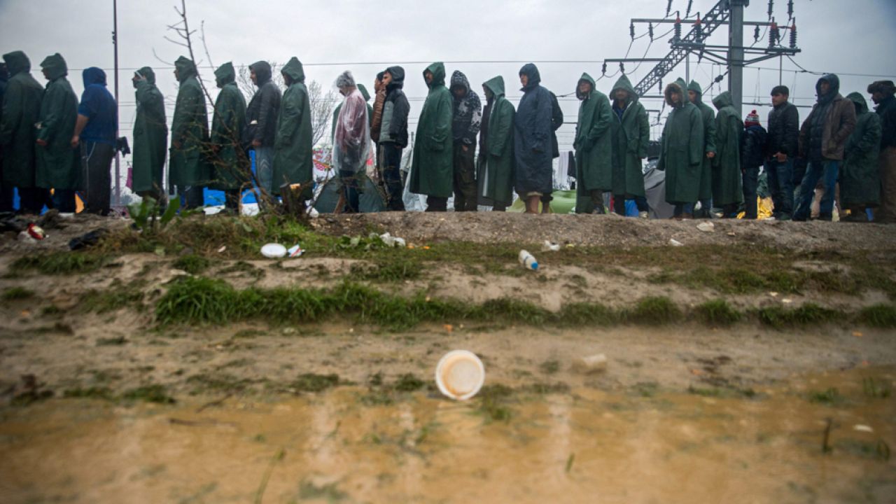 Imigranci szukają nowych szlaków do zachodniej Europy (fot. PAP/EPA/ZOLTAN BALOGH) Imigranci szukają nowych szlaków do zachodniej Europy (fot. PAP/EPA/ZOLTAN BALOGH)