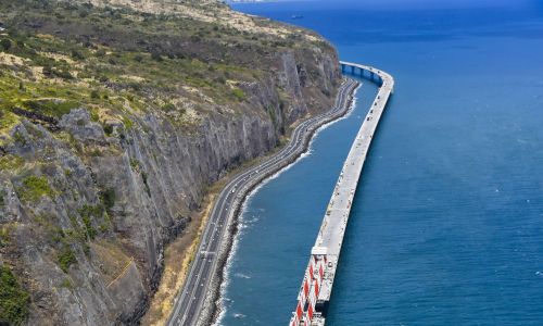 Budowa nowej autostrady łączącej stolicę Réunionu Saint-Denis z miastem La Possesion w 2018 roku. Fot. Andia/Universal Images Group via Getty Images