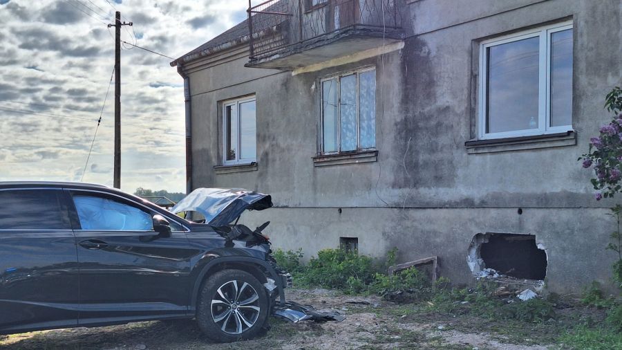 Groźny wypadek na Mazowszu. Kierowca lexusa trafił do szpitala / fot. Łukasz Wielechowski, TVP3 Warszawa