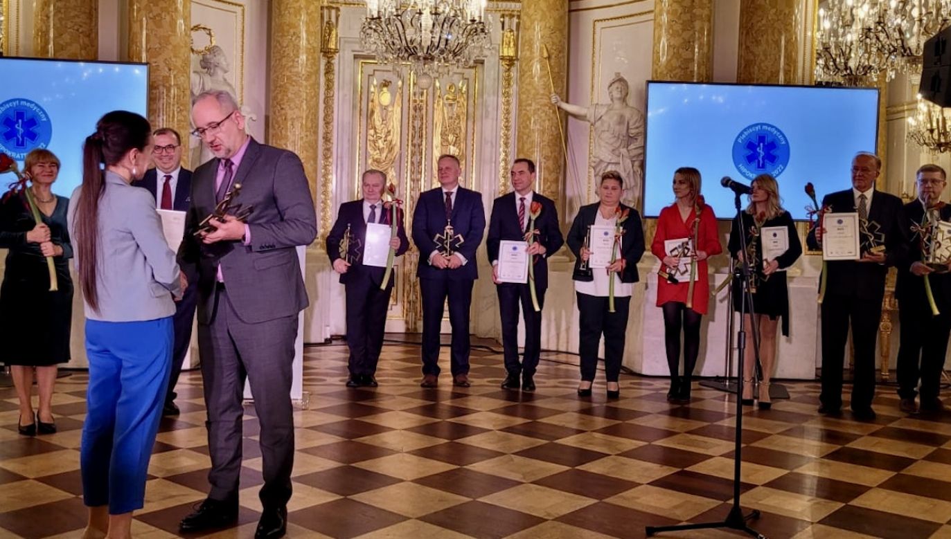 Minister zdrowia Adam Niedzielski z laureatami Plebiscytu Hipokrates 2022 (fot. tt/@MZ_GOV_PL)