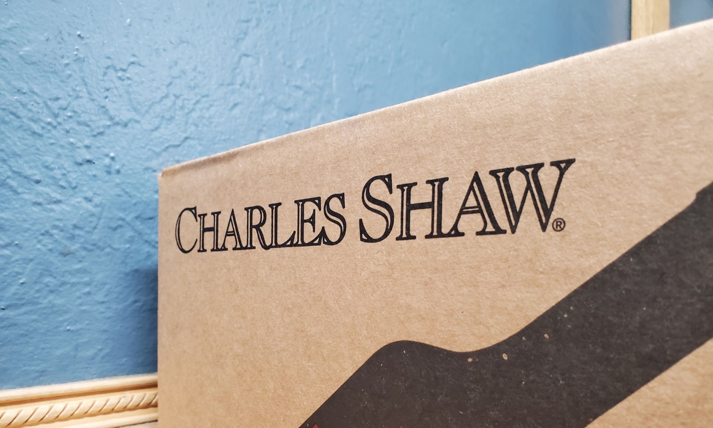 Karton na wina z logo Charles Shaw, sprzedawane w sklepach Trader Joe’s i znane potocznie jako „Two Buck Chuck”, Lafayette, Kalifornia, 8 grudnia 2021 r. Zdjęcie dzięki uprzejmości Sftm. Fot. Gado/Getty Images