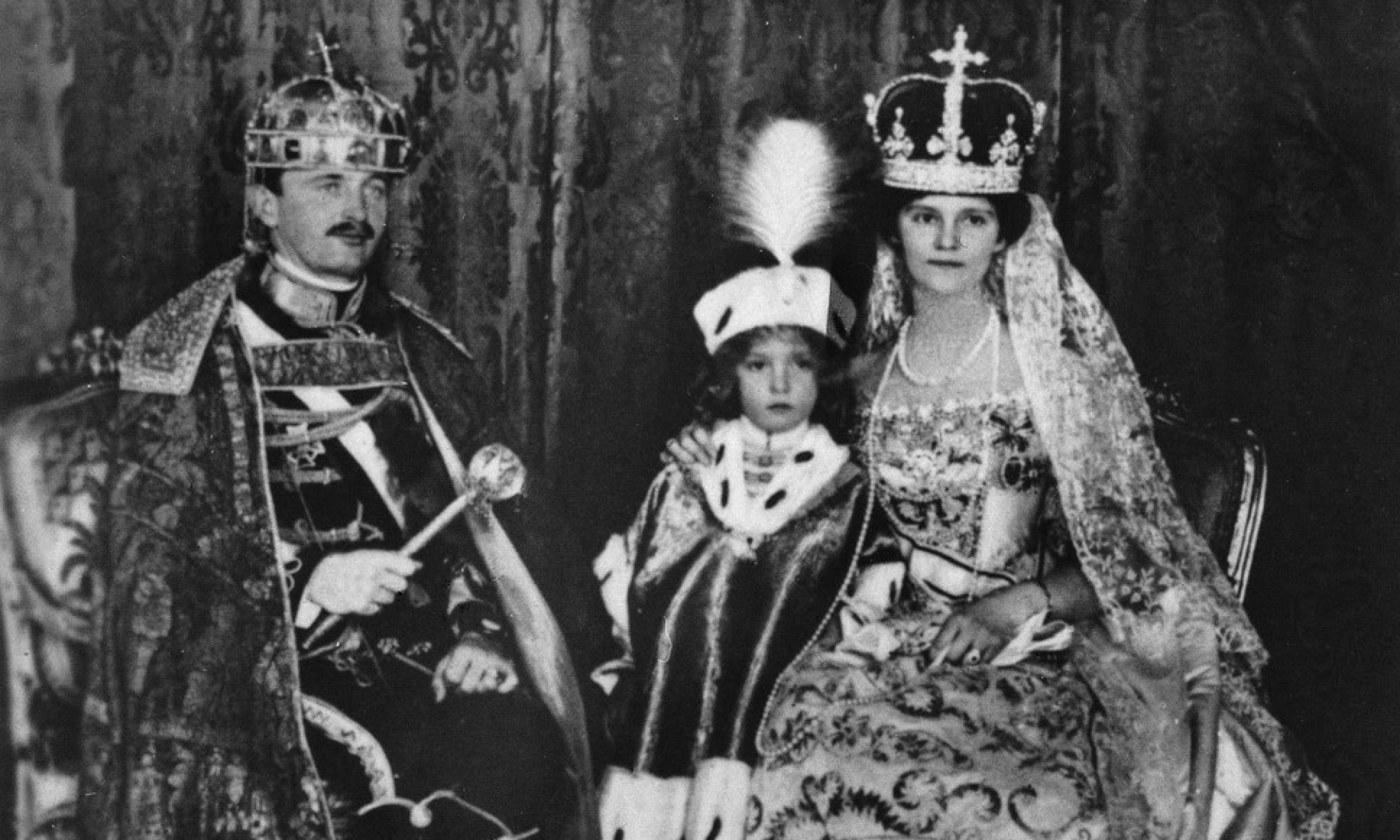 Карл I у короні св. Стефана на голові, з дружиною Зітою та сином Отто як новокороновані правителі Угорського королівства. 1916 року. Фото:. NAC/IKC