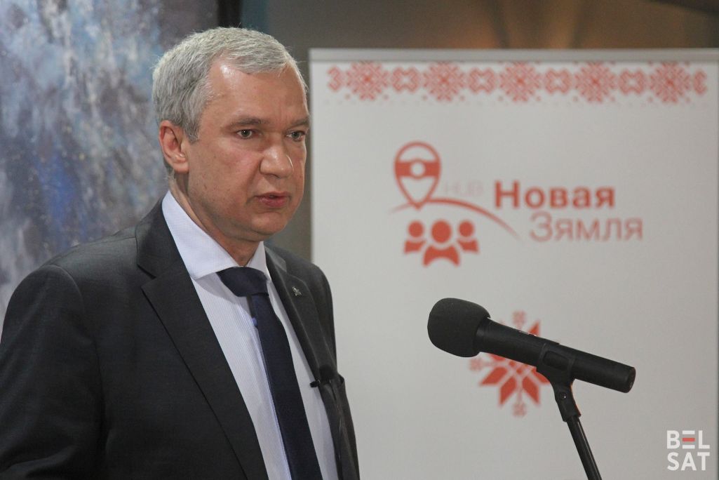 Павел Латушка, кіраўнік НАУ, выступае ў хабе «Новая зямля» і заклікае прыняць удзел у выбарах Каардынацыйную Раду. Беласток, Польшча. 13 траўня 2024 года. (Фота: Мілана Харытонава / Белсат)