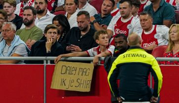 Kibice Ajaksu nie będą mogli już prosić piłkarzy o koszulki za pomocą transparentów