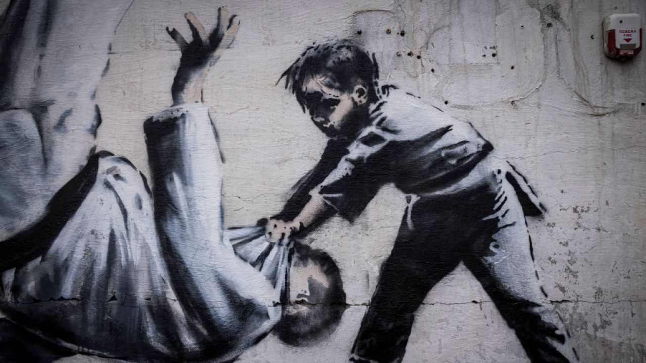 Graffiti Banksy'ego z muru w Borodyance. (Fot. Ed Ram/Getty Images)