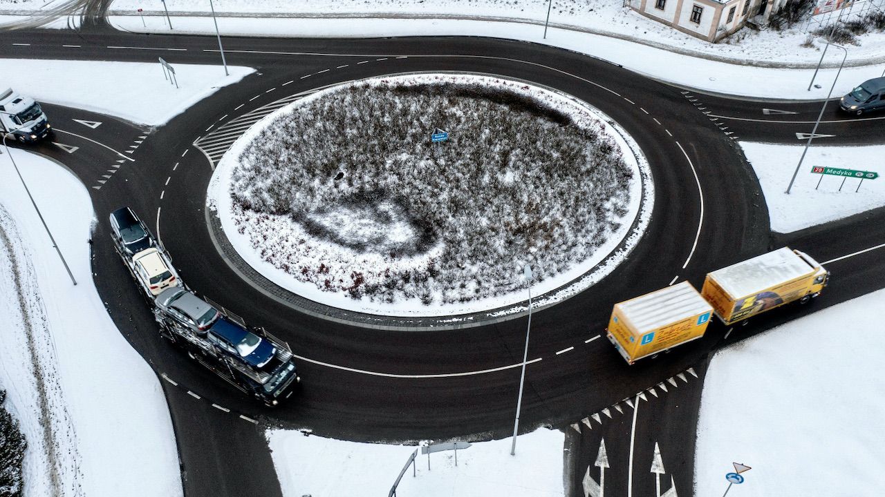 Jedno ze skrzyżowań po intensywnych opadach opadach śniegu w Przemyślu (fot. PAP/Darek Delmanowicz)
