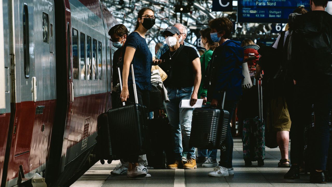 Niezaszczepieni będą musieli pokazać wynik testu PCR (fot. Ying Tang/Nur/Getty Images) Niezaszczepieni będą musieli pokazać wynik testu PCR (fot. Ying Tang/Nur/Getty Images)