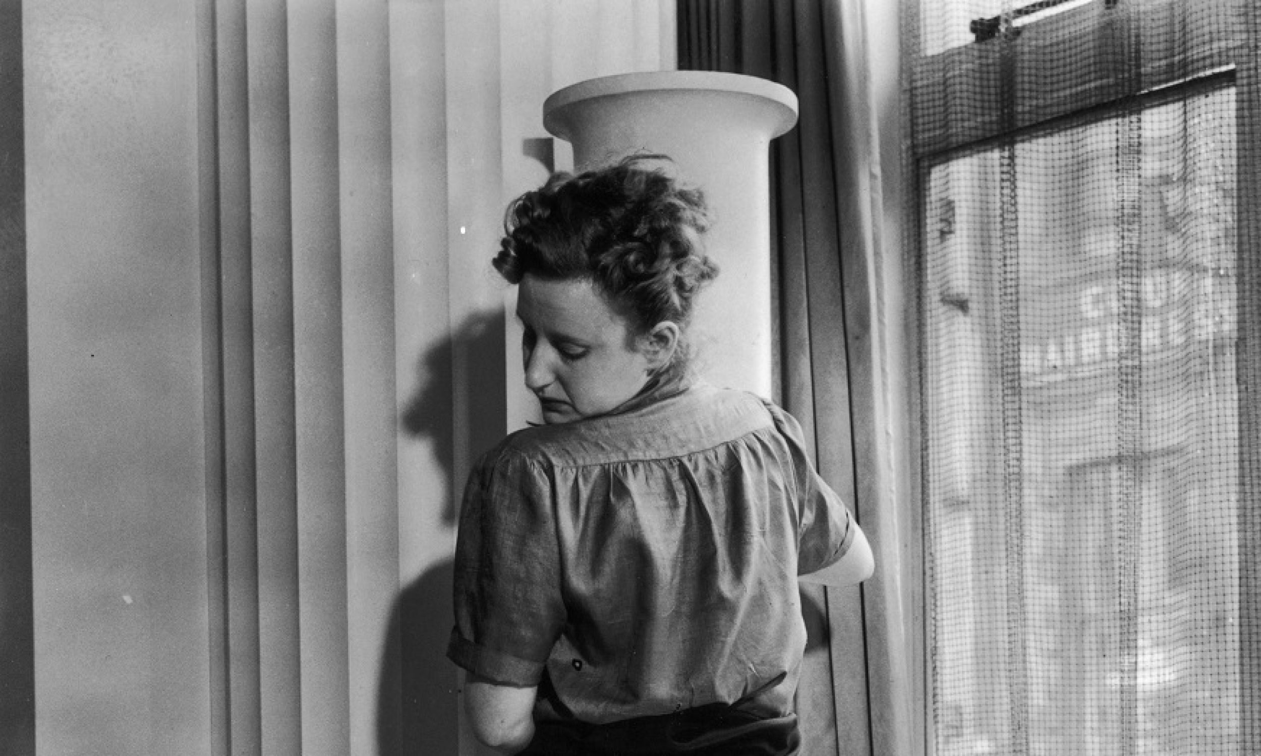 Rok 1940. Pracownica firmy Max Factor nakłada klientce miksturę zwaną „stocking cream”, dającą iluzję jedwabnych pończoch z obowiązkowym szwem. Fot. Fox Photos/Getty Images