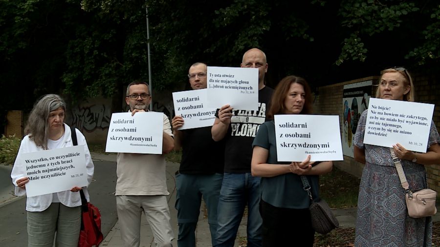 Solidarni ze skrzywdzonymi. Protest pod kurią