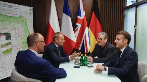 Фрыдрых Мэрц, Дональд Туск, Кір Стармэр і Эманюэль Макрон 9 траўня ў Жэшуве (Польшча). Фота: Donald Tusk / Facebook