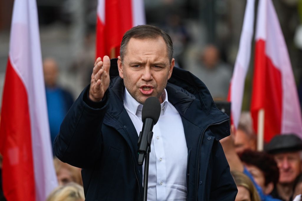 Кандыдат на прэзідэнцтва ў Польшчы Караль Наўроцкі на перадвыбарчым мітынгу ў горадзе Гарволіне. 5 траўня 2025 года. Фота: Omar Marques/Getty Images