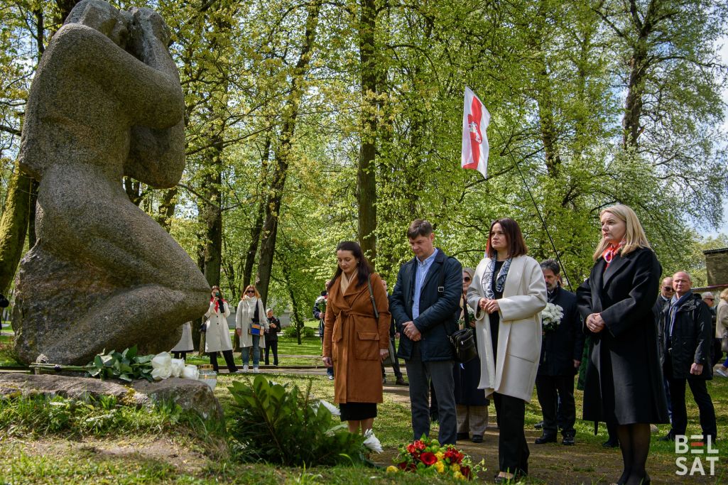 Святлана Ціханоўская і прадстаўнікі амбасадаў і дыпламатычных місіяў у Вільні прымаюць удзел у цырымоніі ўскладання кветак да помніку «Маці Чарнобылю» — на знак памяці пра ахвяраў аварыі на Чарнобыльскай АЭС.Вільня, Літва. 26 красавіка 2024 года. (Фота: Белсат)
