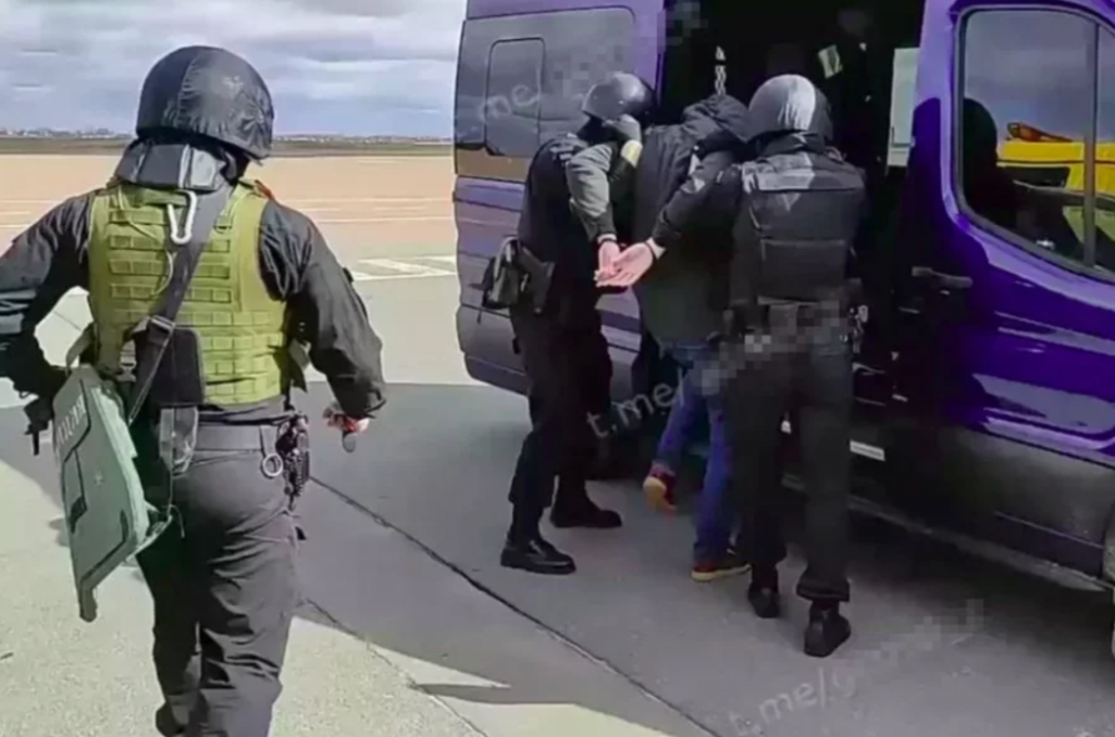 У Гомлі пачаўся суд над кампаніяй сяброў, якія стварылі чат у падтрымку Украіны. Скрыншот з відэа сілавікоў падчас затрымання