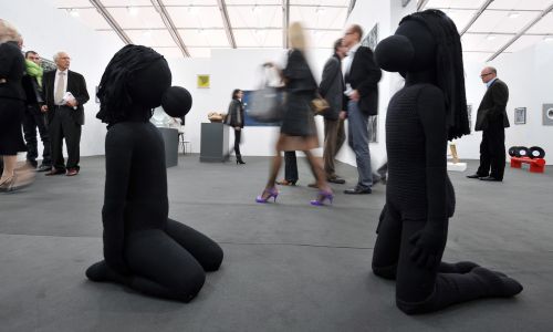 „Dziewczyna z gumą do żucia” Anety Grzeszykowskiej na wystawie Frieze Art Fair w Regent's Park w Londynie, 14 października 2009 r. Frieze Art Fair to największe wydarzenie tego typu w Wielkiej Brytanii, prezentujące dzieła artystów z całego świata. Fot. PAP / EPA.