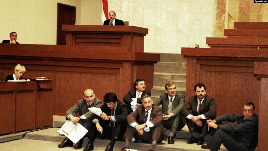 Галадоўка дэпутатаў Вярхоўнага Савету Беларусі ў 1995 годзе. (Фота: Siarhiej Navumchyk / Facebook)