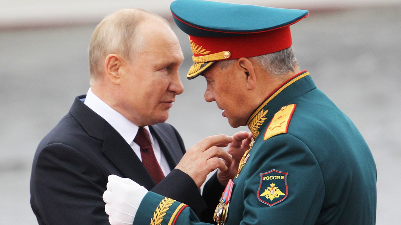 Władimir Putin i minister obrony Siergiej Szojgu (fot.  Mikhail Svetlov/Getty Images)