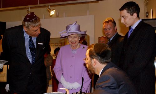 Królowa Elżbieta II podczas wizyty w muzeum żydowskim w Manchesterze. Fot. John Giles - PA Images / PA Images przez Getty Images