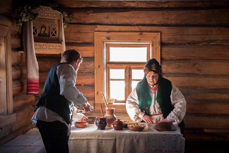 Абрадавае мерапрыемства «Дзяды. Шанаванне продкаў» у Беларускім дзяржаўным музеі народнай архітэктуры і побыту. Мастацкая рэканструкцыя свята на падставе этнаграфічных звестак. Фота: etna.by