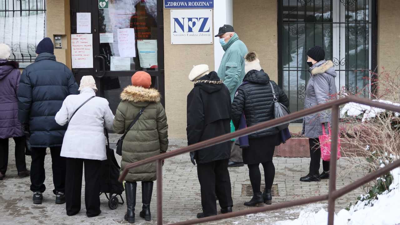 Na szczepienia można się rejestrować również telefonicznie (fot. PAP/Leszek Szymański) Na szczepienia można się rejestrować również telefonicznie (fot. PAP/Leszek Szymański)