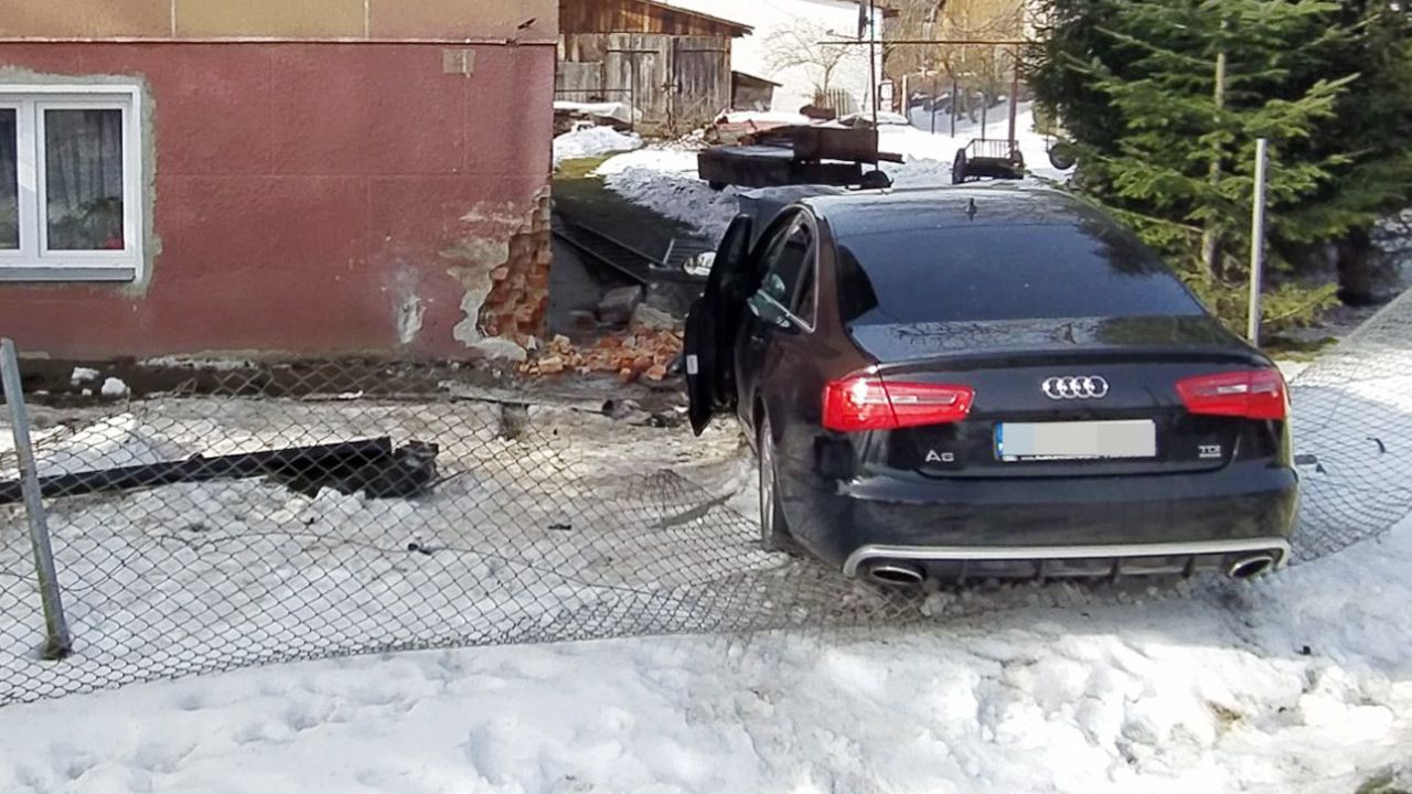 Wjechał autem w ścianę domu (fot. Policja) Wjechał autem w ścianę domu (fot. Policja)