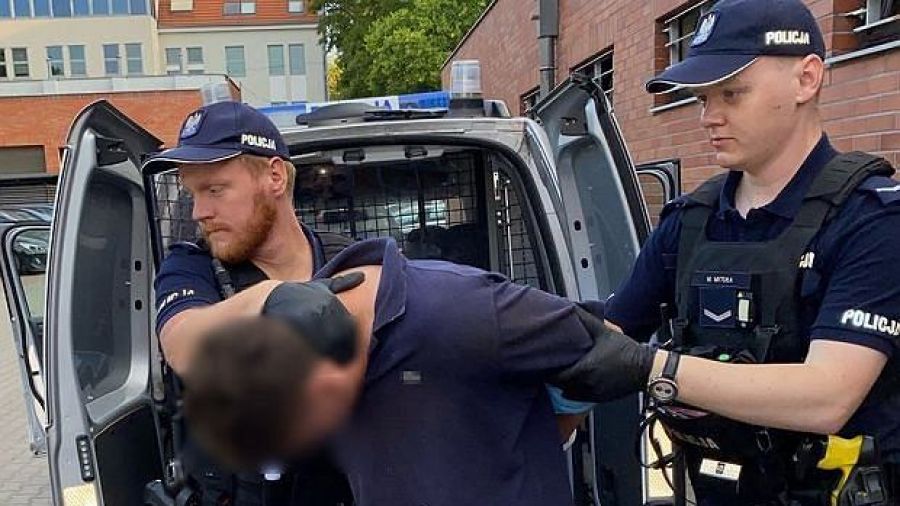 Maksymilian S. doprowadzany na komisariat w Sopocie w sierpniu 2024 roku (fot. KMP w Sopocie)  