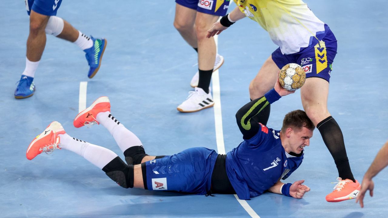 Patryk Walczak (na zdjęciu z piłką) zanotował w końcówce meczu kluczową interwencję w obronie (fot. Getty)