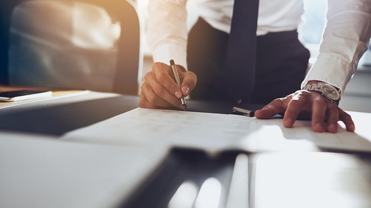 UOKiK przypomniał, że już w lutym br. ostrzegał, że weksle inwestycyjne są ryzykowne dla konsumentów (fot. Shutterstock/Flamingo Images) UOKiK przypomniał, że już w lutym br. ostrzegał, że weksle inwestycyjne są ryzykowne dla konsumentów (fot. Shutterstock/Flamingo Images)