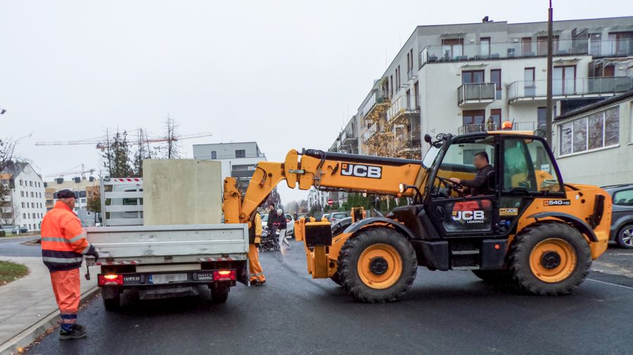 Poznań: kontenery na ubrania znikają z ulic, nielegalne pojemniki na odzież (fot. ZDM)