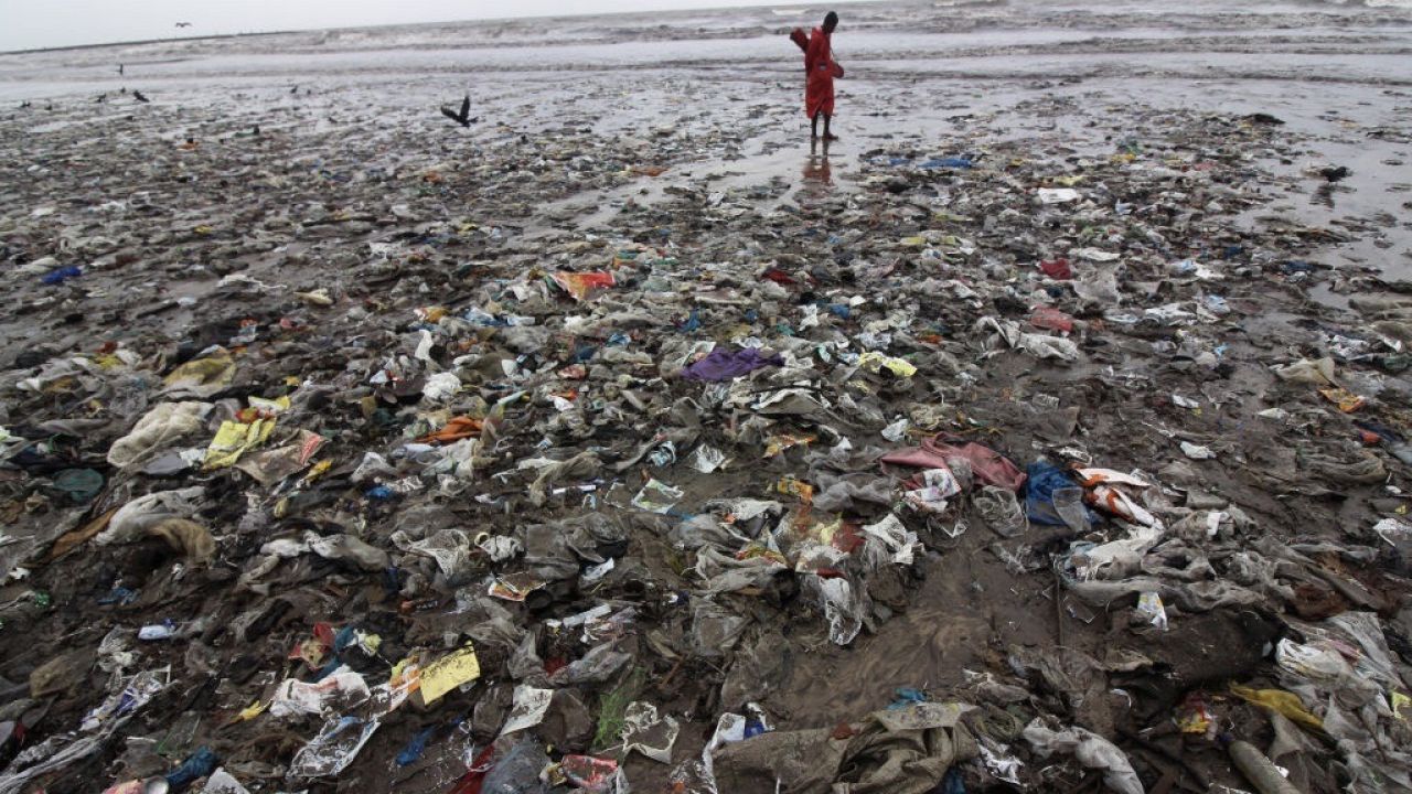 Wyłowiono z wody ponad 100 ton plastiku wieszwiecej -  tvp.info
